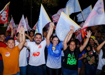 *Apoiadores enchem as ruas para acompanhar Dudu Diniz em caminhada histórica em SJR*