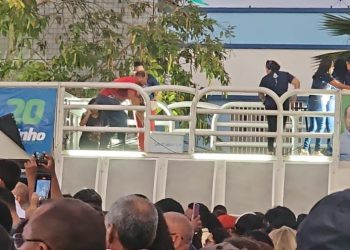 *Absurdo! Julinho envia trio elétrico de campanha para procissão de Ribamar e padre ordena retirar foto do prefeito*