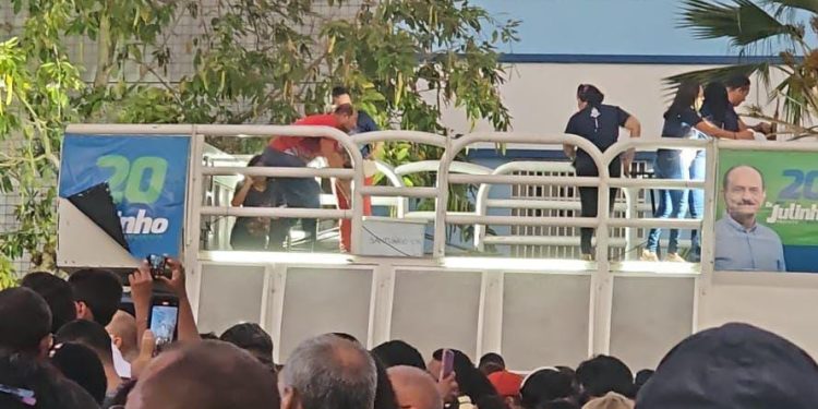 *Absurdo! Julinho envia trio elétrico de campanha para procissão de Ribamar e padre ordena retirar foto do prefeito*