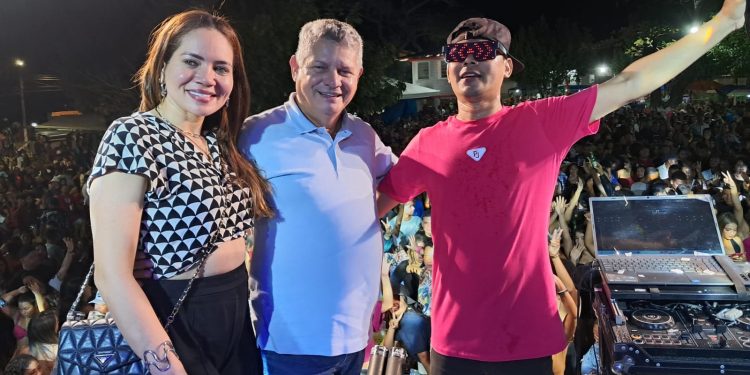 *O prefeito de Icatu Walace Azevedo ao lado da primeira – dama Natália Azevedo celebram juntos com a população os 410 anos de fundação da Cidade de Icatu-MA*