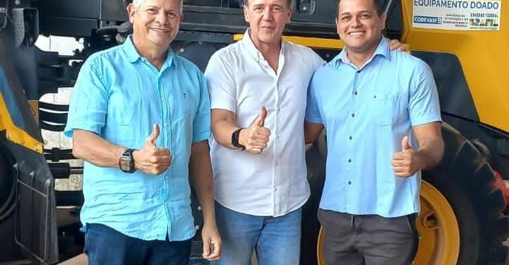 Vereador Eleito Robert Costa participa de entrega de Pá Carregadeira ao município de Icatu