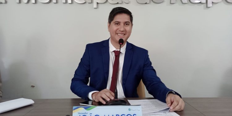 Presidente da Câmara Municipal de Raposa, João Marcos, reúne demais vereadores e autoridades para dar início a abertura dos trabalhos legislativos 2025, em Sessão Solene realizada nesta sexta-feira, 21.