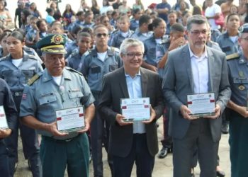 Prefeito Eudes Barros reforça parceria com o Estado durante entrega de boinas no Colégio Militar de Raposa