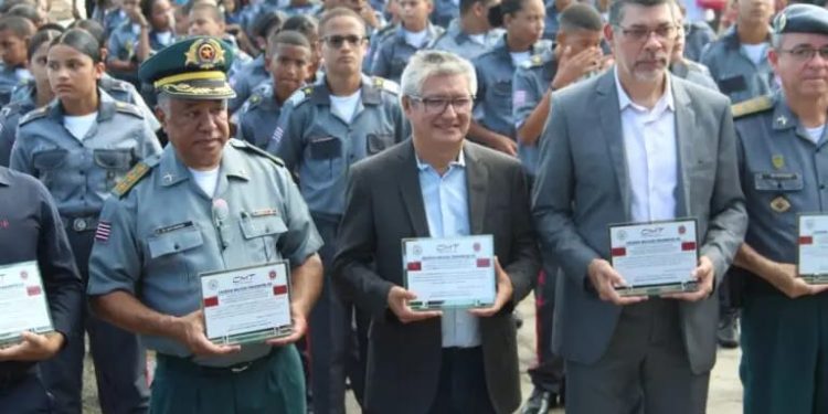 Prefeito Eudes Barros reforça parceria com o Estado durante entrega de boinas no Colégio Militar de Raposa