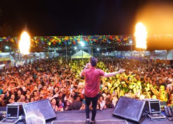 Milhares de pessoas lotam o Viva Raposa na abertura do Arraiá do Pescador 2025