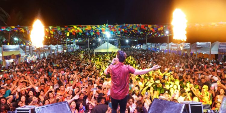 Milhares de pessoas lotam o Viva Raposa na abertura do Arraiá do Pescador 2025