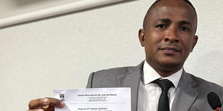 Vereador Neguinho do Parque Jair pede a limpeza geral e revitalização da Praça da Família, no Jardim Turu em Ribamar