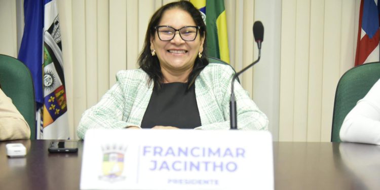 Presidente Francimar Jacintho apresenta indicação para recuperação de avenida em Juçatuba