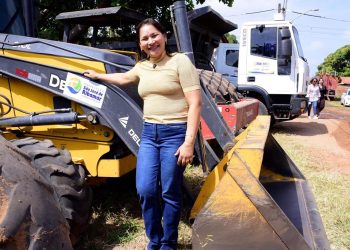 Presidente da Câmara, vereadora Francimar Jacintho, participa de assinatura da ordem de serviço de pavimentação na Vila São José