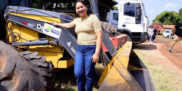Presidente da Câmara, vereadora Francimar Jacintho, participa de assinatura da ordem de serviço de pavimentação na Vila São José