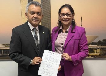 Presidente da Câmara, Vereadora Francimar Jacintho, assina solicitação para criação da Rádio Câmara em São José de Ribamar