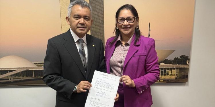 Presidente da Câmara, Vereadora Francimar Jacintho, assina solicitação para criação da Rádio Câmara em São José de Ribamar