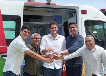 Parceria entre Carlos Brandão, Orleans e Eudes Barros garante mais uma ambulância para a saúde do município de Raposa