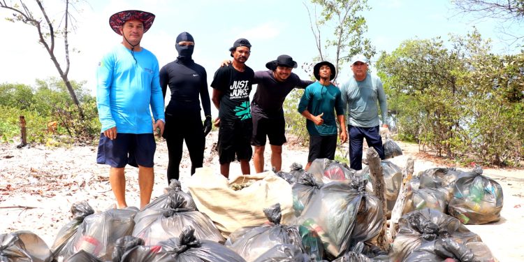 Projeto “Eu Cuido da Minha Praia” reforça limpeza e preservação da orla em Raposa