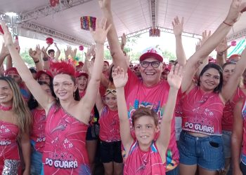 Bequimão vive segunda-feira de Carnaval histórica com multidão no Bloco dos Guarás e grandes shows na Praça do Porto