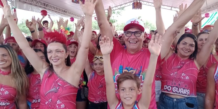 Bequimão vive segunda-feira de Carnaval histórica com multidão no Bloco dos Guarás e grandes shows na Praça do Porto