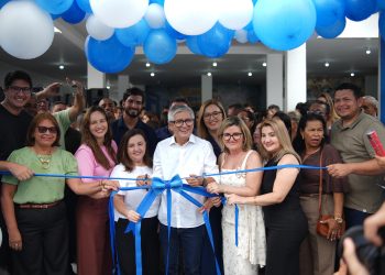 Eudes Barros entrega escola nova, kits de fardamentos e dois ônibus escolares na Raposa