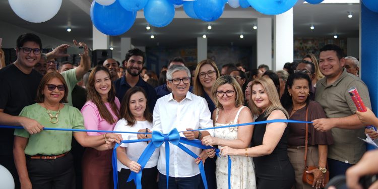 Eudes Barros entrega escola nova, kits de fardamentos e dois ônibus escolares na Raposa