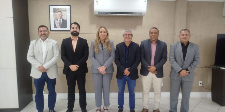 Prefeito Eudes Barros trata de reforço na segurança pública em reunião com a Secretária de Segurança do Estado