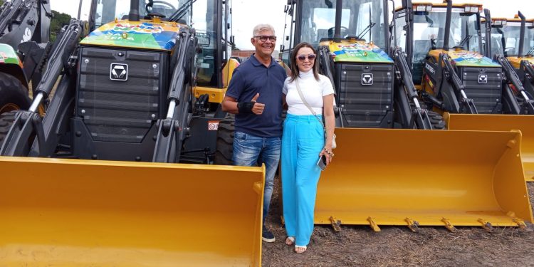 Bequimão é contemplado com retroescavadeira do programa Maranhão Sustentável e prefeito Zé Martins destaca conquista para o município