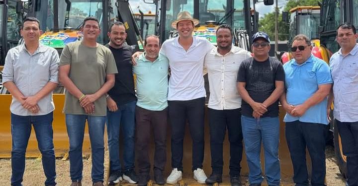 Prefeito Dr. Milton Gonçalo é contemplado com retroescavadeira pelo governo do Estado e destaca importância do veículo para o desenvolvimento de Santa Rita