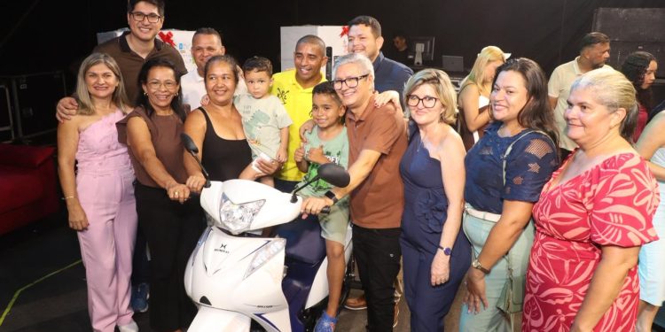 Festa das Mães reúne multidão no Viva Raposa e emociona público com sorteio de moto zero km